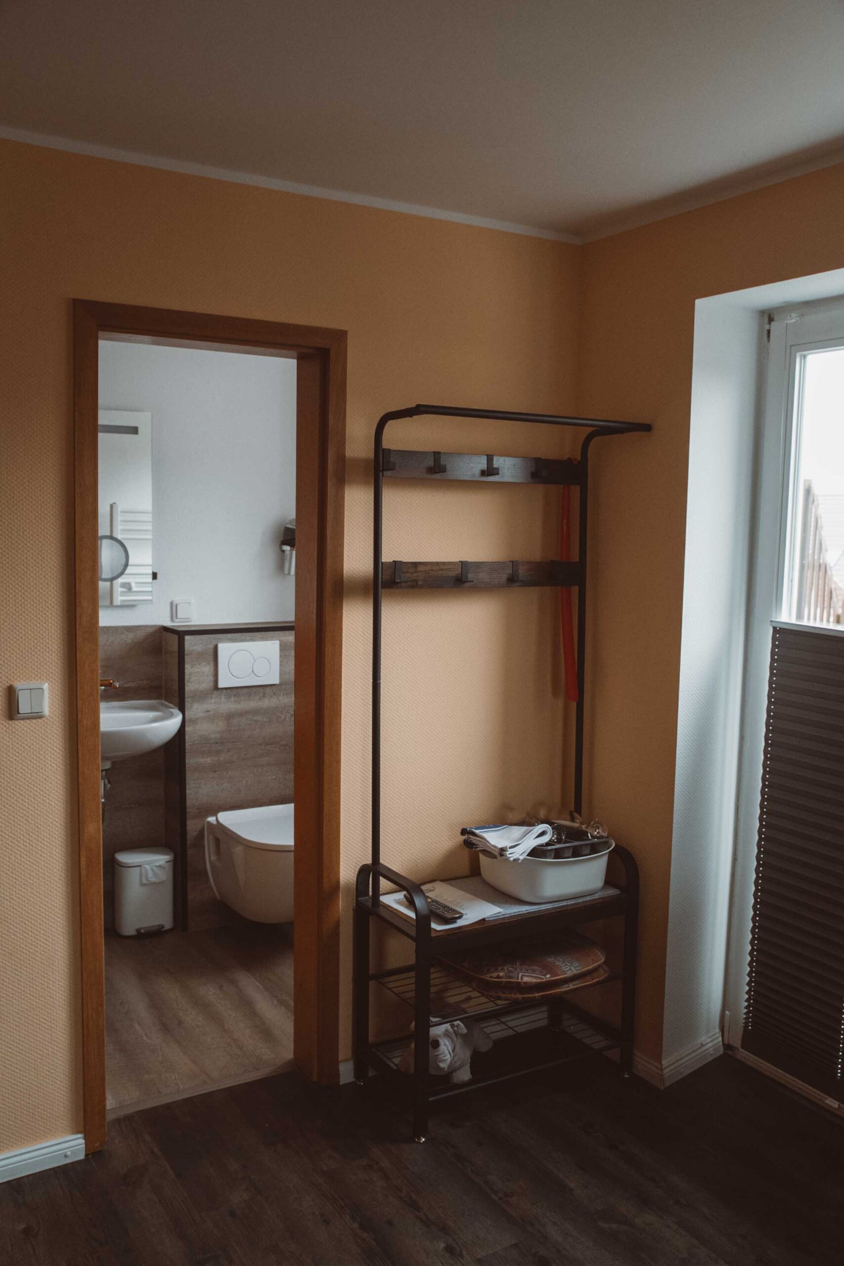 Foto: Ferienzimmer, Garderobe und Badezimmer mit Dusche und Föhn