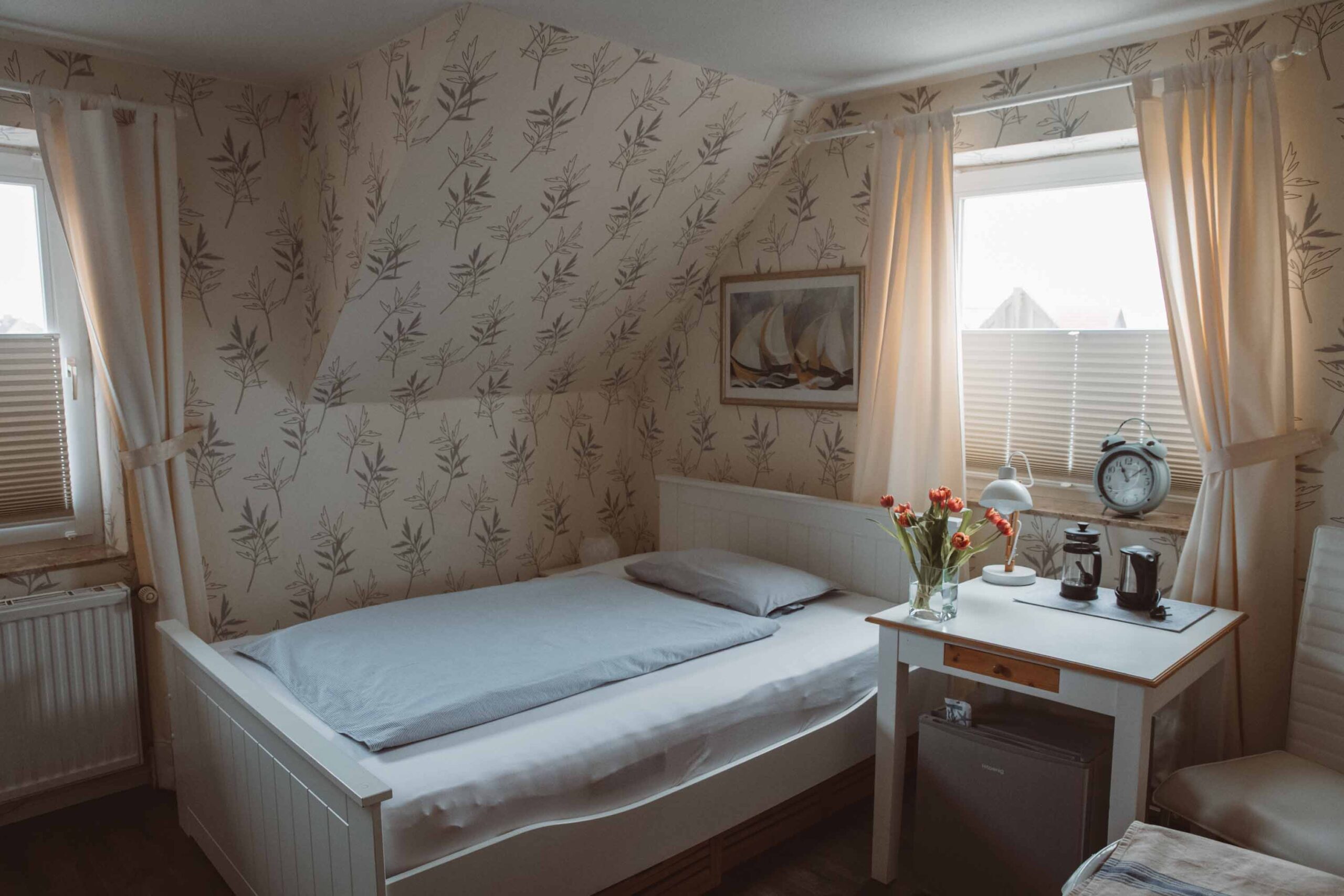 Foto: Zimmer mit Bett und Küchenausstattung