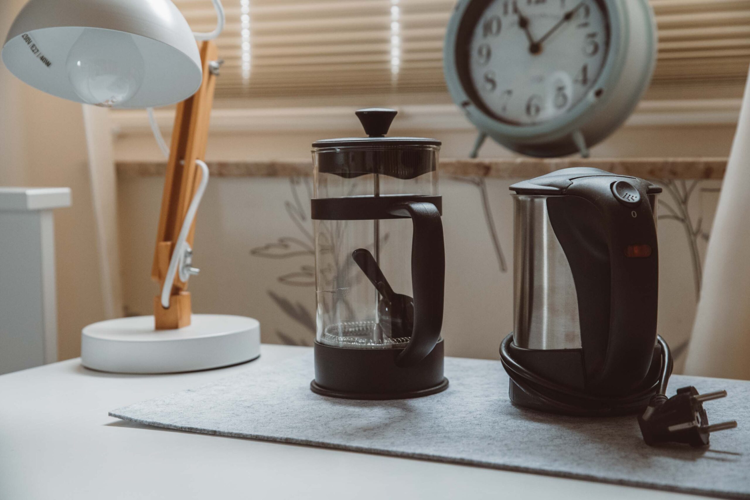 Foto: Ferienzimmer Ausstattung, French Press und Wasserkocher