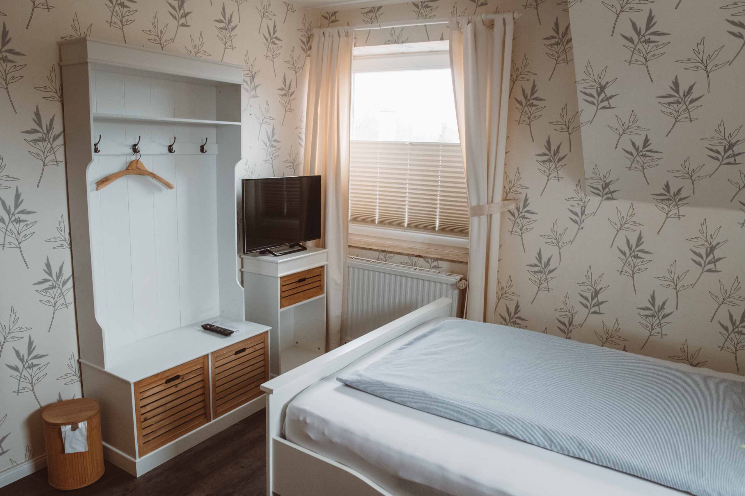 Foto: Ferienzimmer, Garderobe und Fernseher 