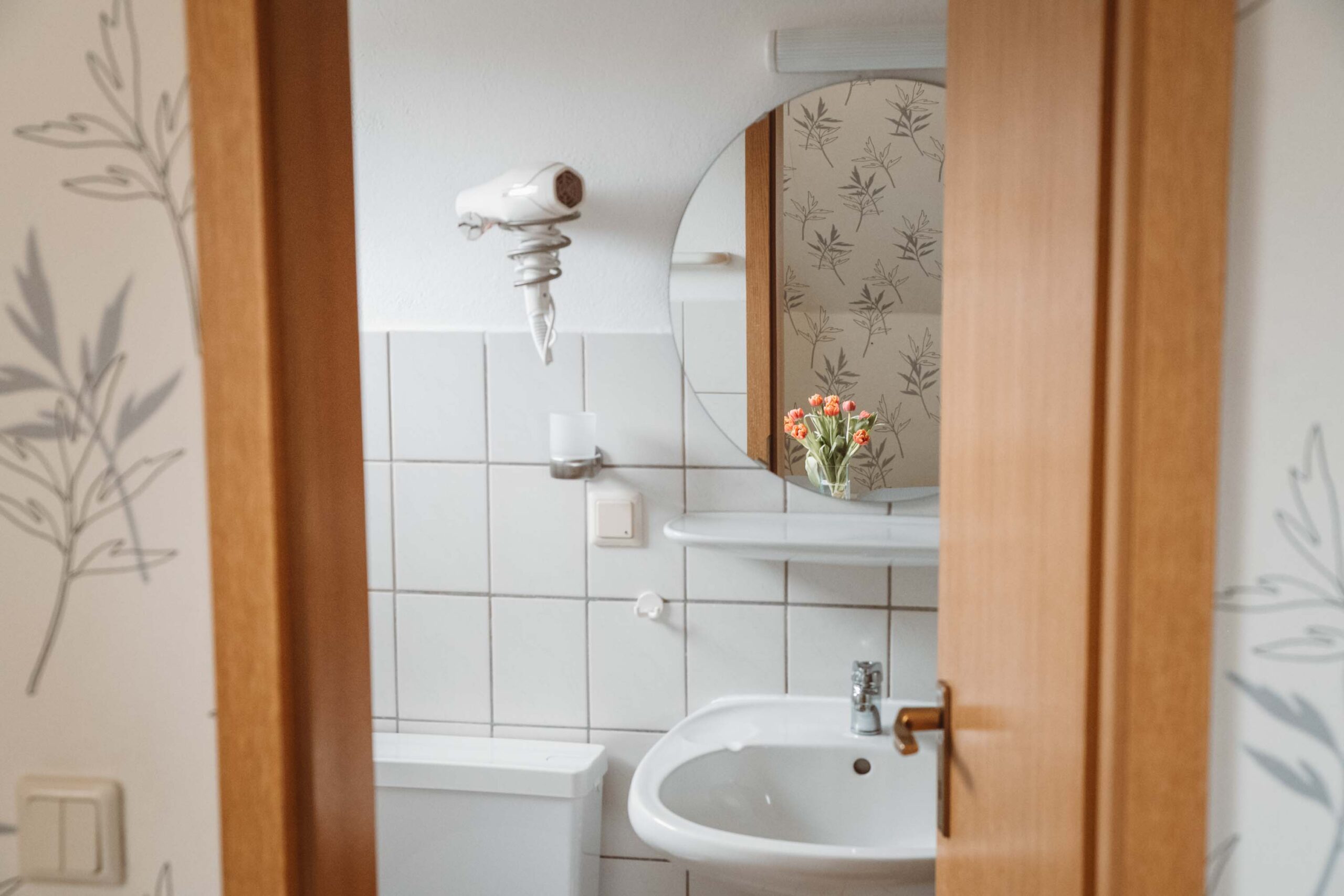 Fotos: Badezimmer mit Dusche und Föhn