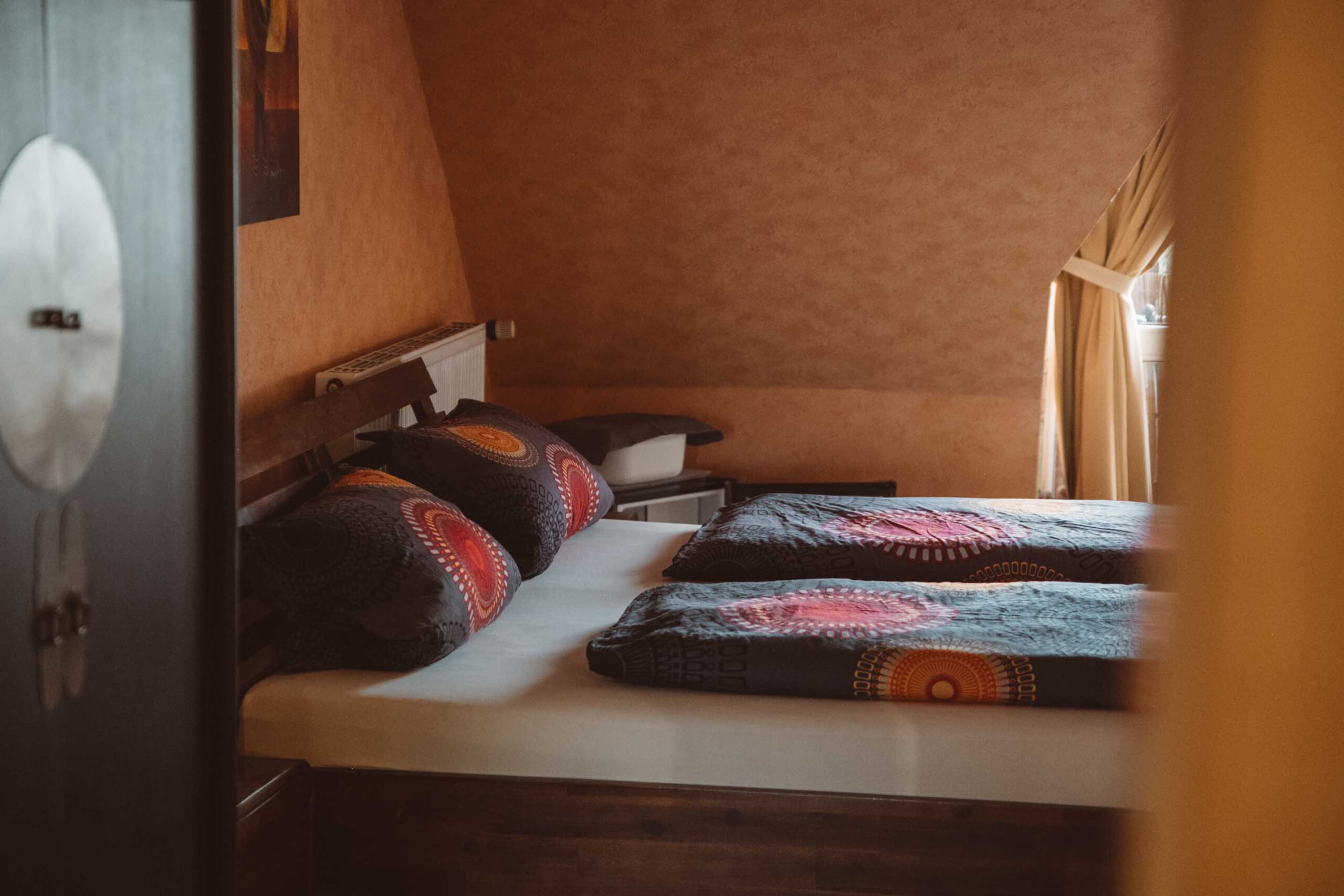 Foto: Ferienzimmer aus Sicht der Eingangstür, Bett