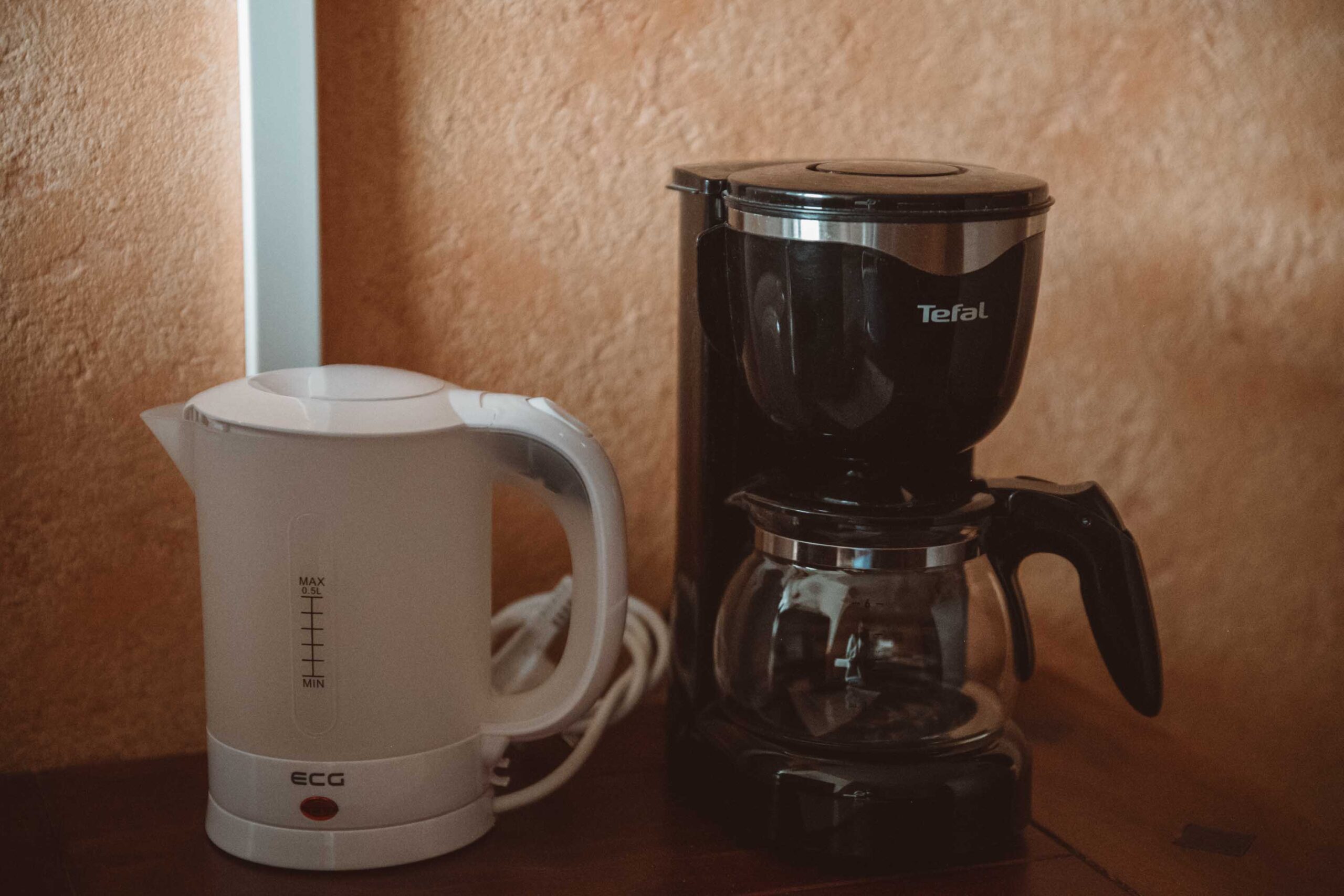 Foto: Ferienzimmer, Wasserkocher und Filterkaffeemaschine