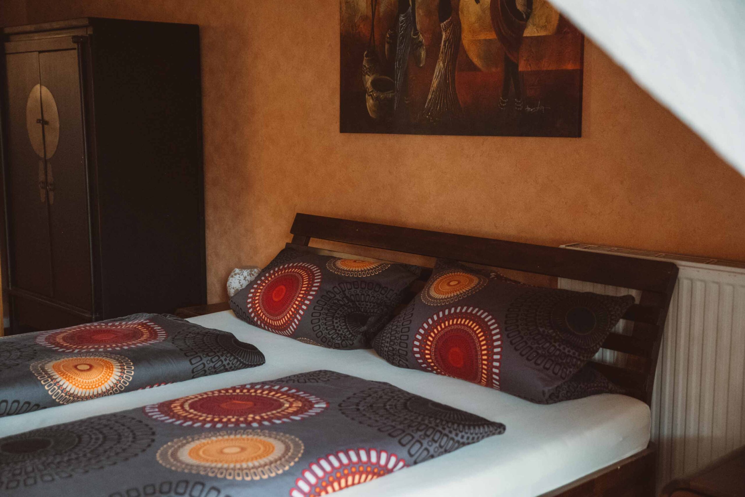 Foto: Ferienzimmer, Bett und Schrank aus Sicht vom Balkon