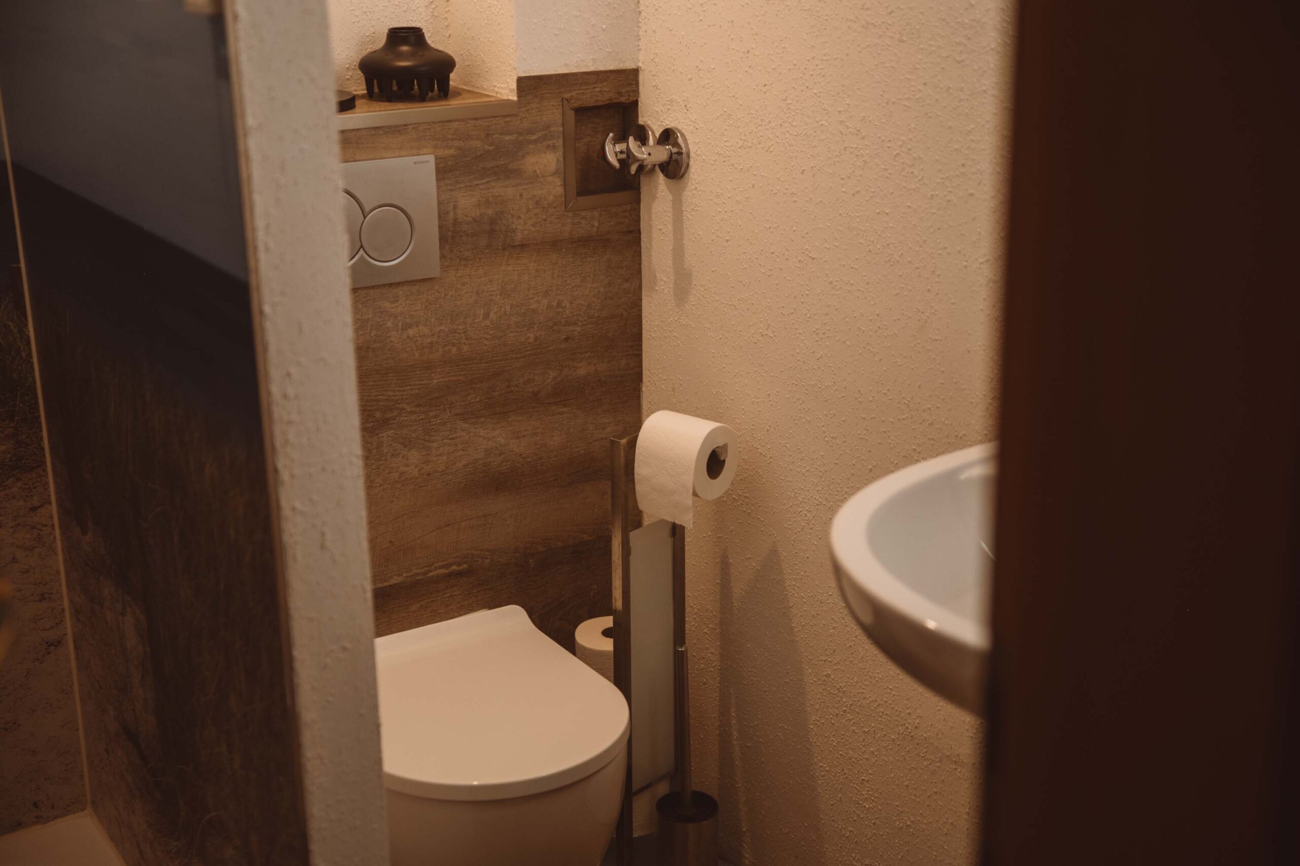 Foto: Ferienzimmer, Badezimmer mit Dusche und Föhn