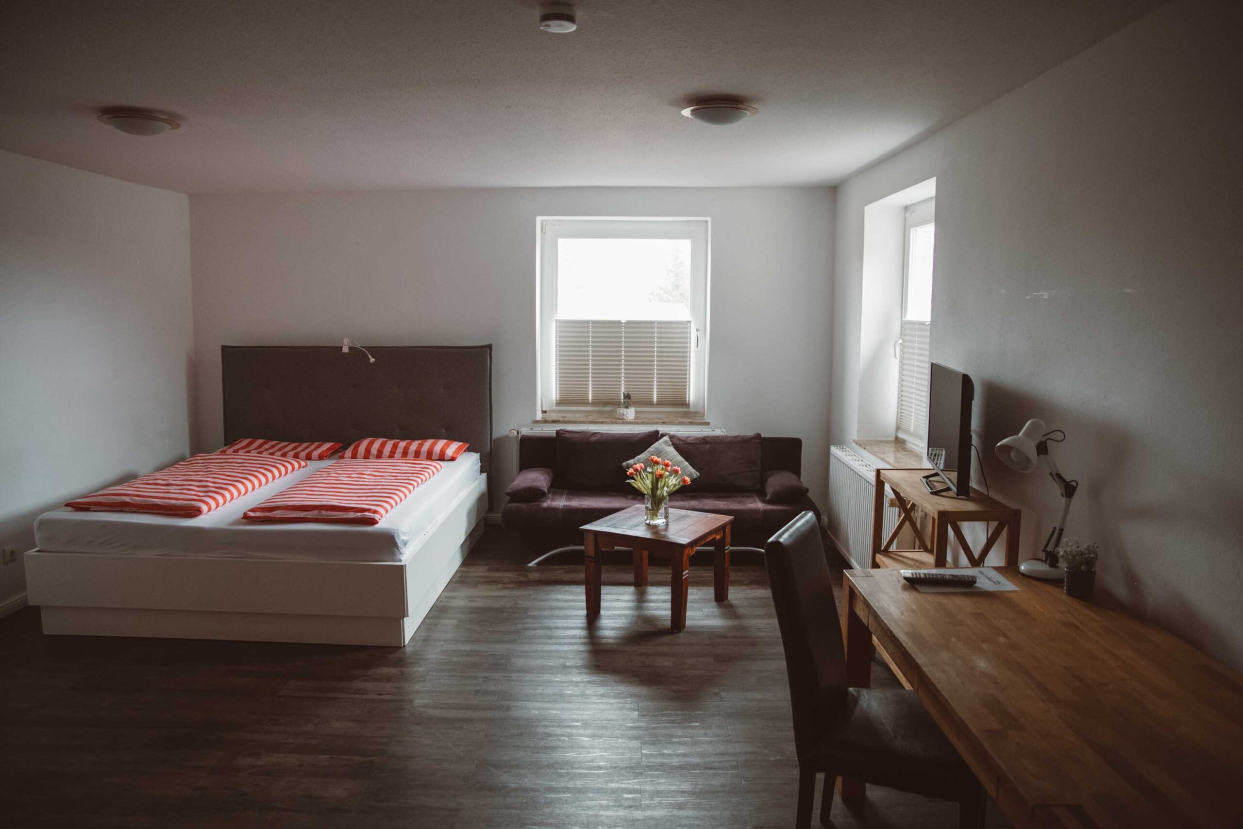 Foto: Ferienzimmerübersicht, Bett, Sofa, Tisch, Fernseher 