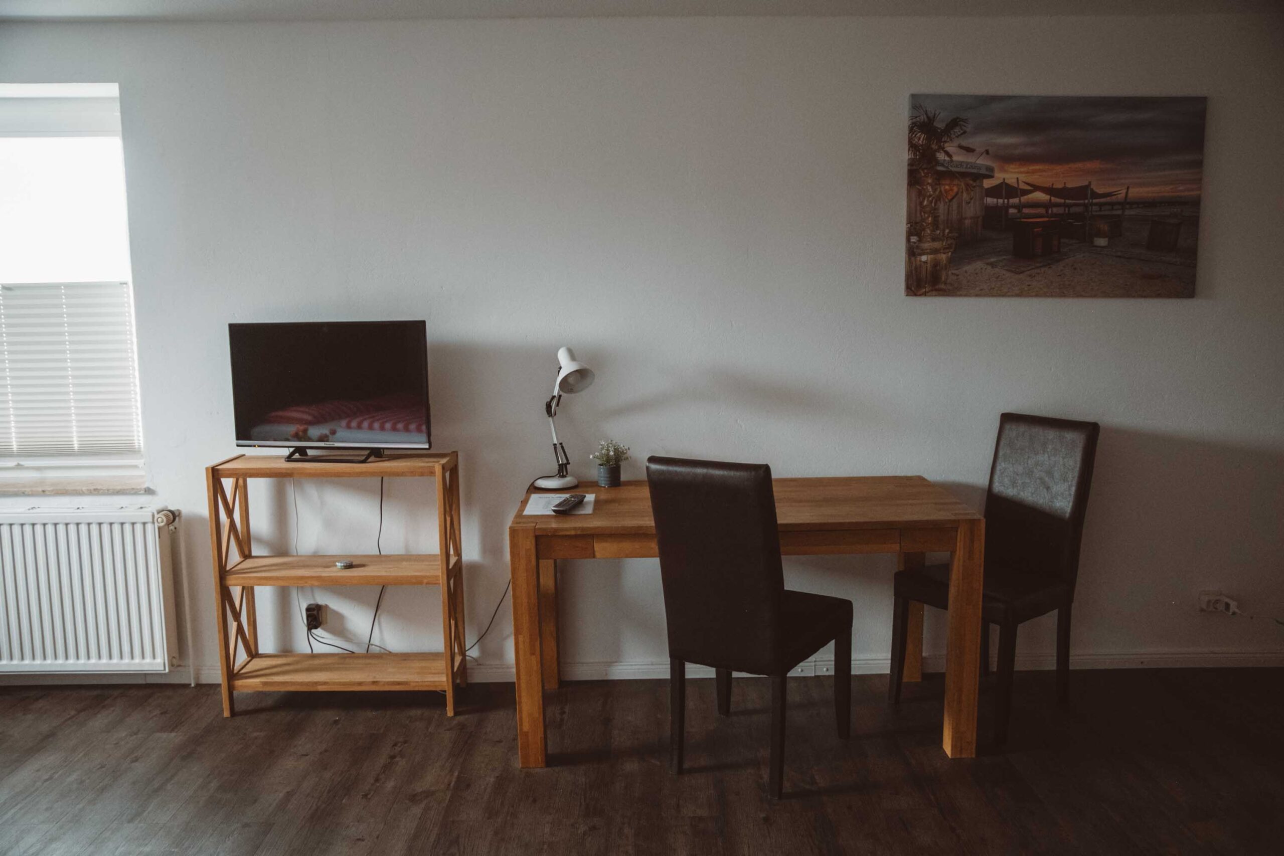 Foto: Ferienzimmer, Schreibtisch und Fernseher 