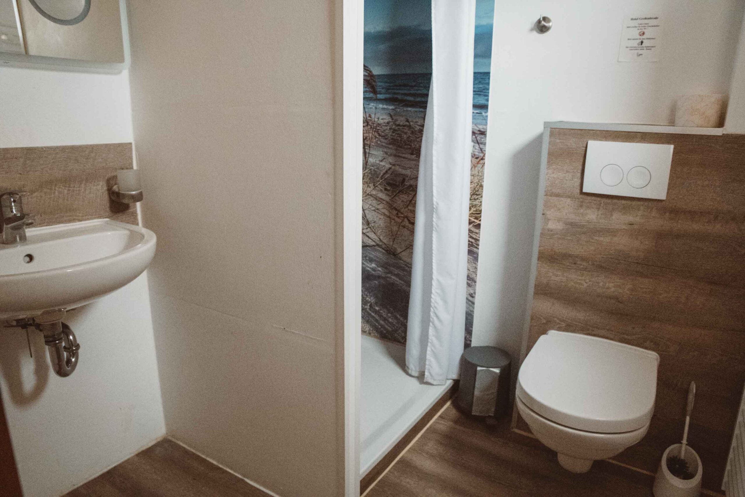 Foto: Ferienzimmer, Badezimmer mit Dusche und Föhn 