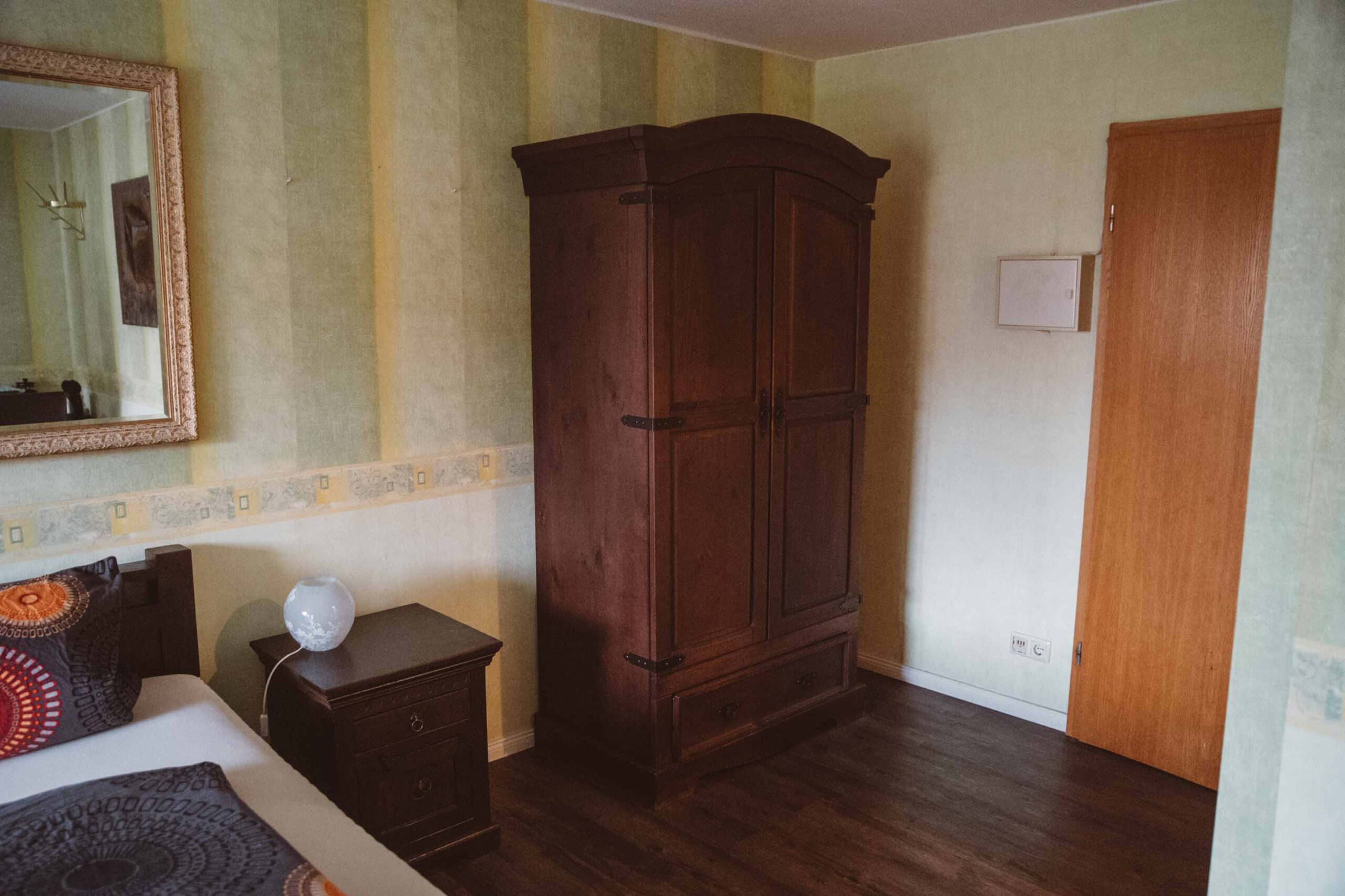 Foto: Ferienzimmer, Schrank und Eingangstür 