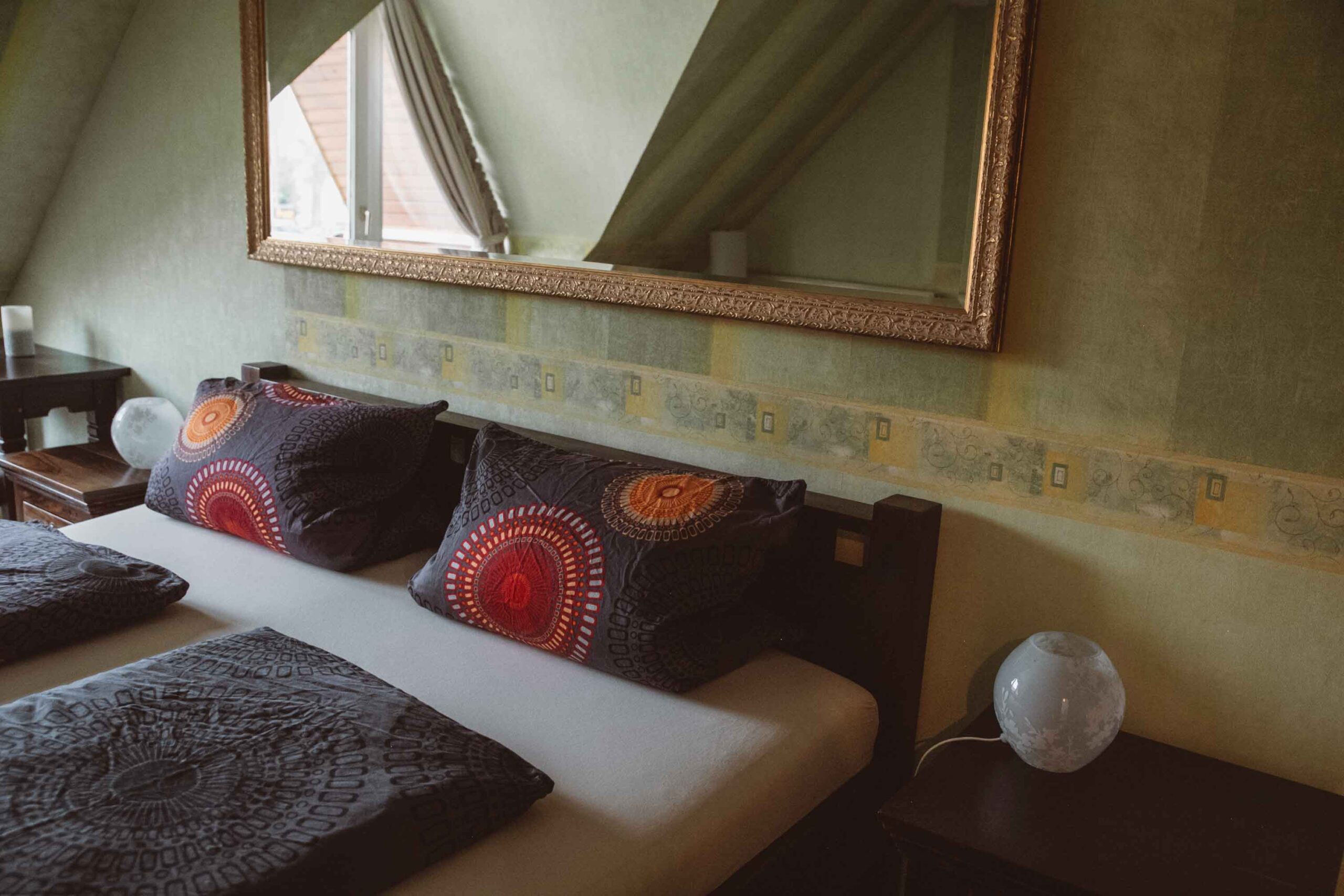 Foto: Ferienzimmer Blick auf den Schlafbereich