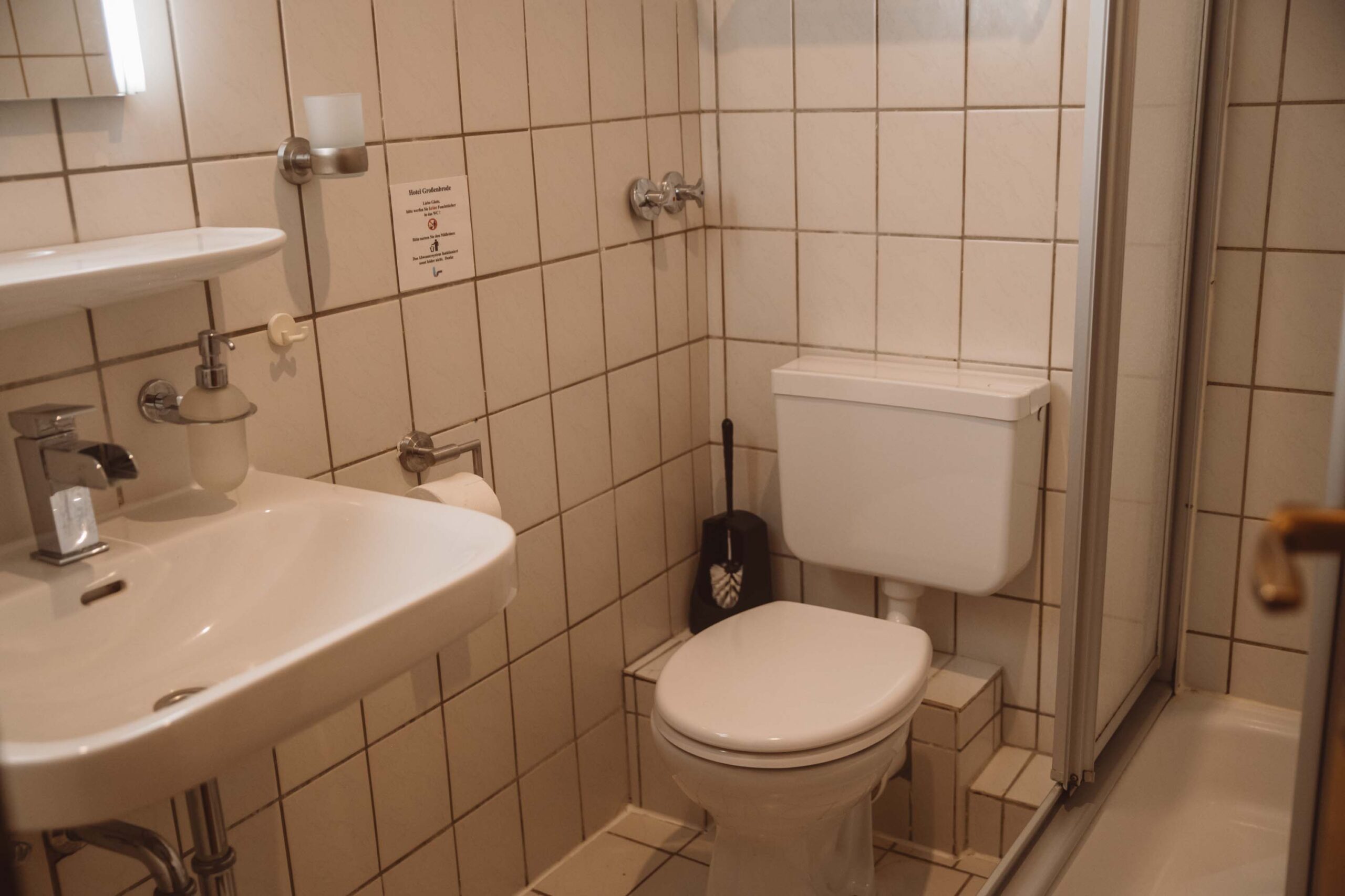 Foto: Ferienzimmer, Badezimmer mit Dusche und Föhn 